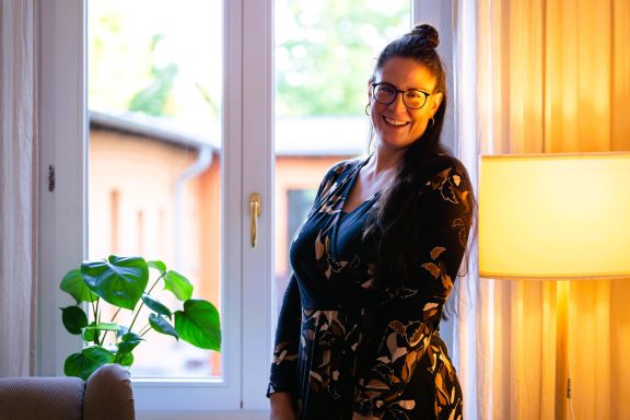 Foto zeigt Heilpraktikerin Livia Braun in ihrem Praxisraum