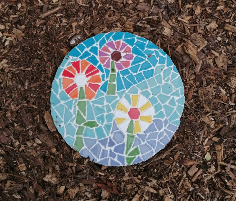 Mosaik aus drei Blumen soll unsere Ressourcen symbolisieren