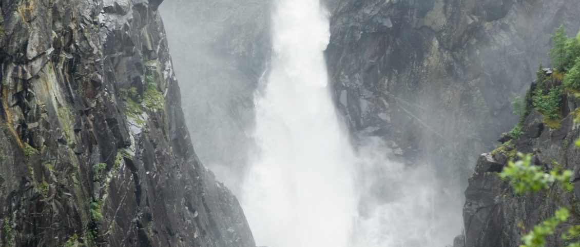 ein tosender Wasserfall symbolisiert emotionales Ungleichgewicht